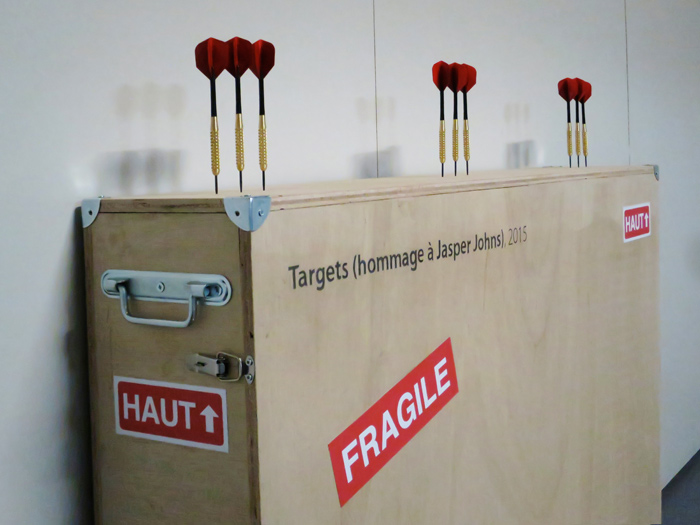 l'installation "Targets (hommage à Jasper Johns)" vue de la caisse de transport
